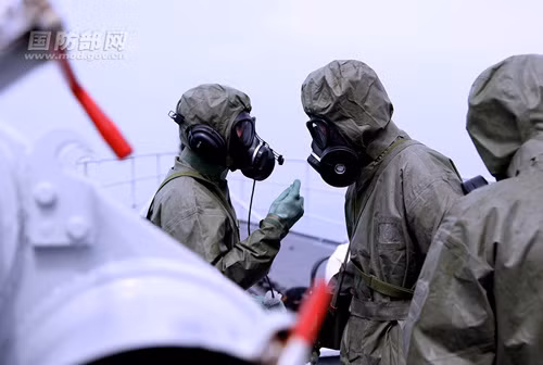 Các binh sỹ trong trang phục phòng chống vũ khí hóa học, sinh học.