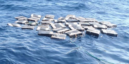 Điều đó khiến các loại thuốc phiện đã đóng thành gói trôi dạt, buộc cảnh sát biển phải tìm kiếm và vớt lên trước khi nó bị chìm hoặc bị tan trong nước.