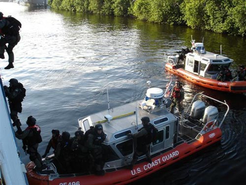  Cảnh sát biển Mỹ cũng thường xuyên phối hợp luyện tập với các lực lượng thực thi pháp luật khác cũng như với các đơn vị quân sự.