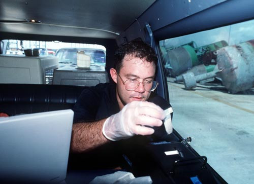 Để đảm bảo thực thi nhiệm vụ hữu hiệu, cảnh sát biển duy trì một phòng thí nghiệm di động ngay trên tàu để kiểm tra ngay lập tức các chất nghi ngờ chẳng hạn như các chất bột được giấu trong túi nilon rồi nhét vào ngăn bí mật.