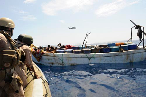 Lực lượng cảnh sát biển có thể dễ dàng bị tổn thương khi tiếp cận các tàu nghi phạm nên họ phải thực hiện việc này một cách nhanh chóng và cẩn thận.
