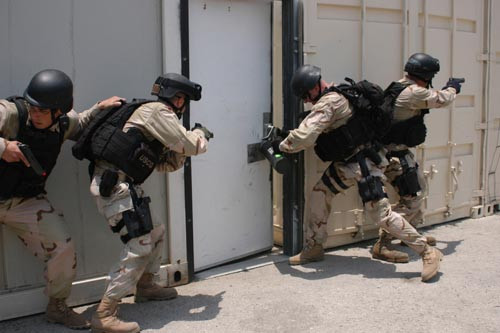 Nếu các phi hành đoàn buôn lậu cố thủ ở bên trong, các cảnh sát sẽ chuẩn bị để tự vệ và chiến đấu theo cách của họ.