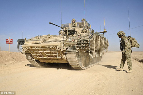 BAE Systems cho biết họ đã giao khẩu pháo đầu tiên trong số 515 khẩu mà Bộ Quốc phòng Anh đã đặt hàng để thay thế cho loại pháo 30mm trên xe bọc thép chiến đấu Warrior và Ajax của Lục quân Anh. Trong ảnh là xe bọc thép chiến đấu Warrior của Anh.