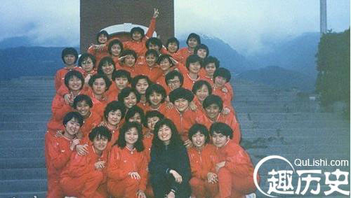 Một trung đội nữ binh chụp ảnh cùng trung đội trưởng.