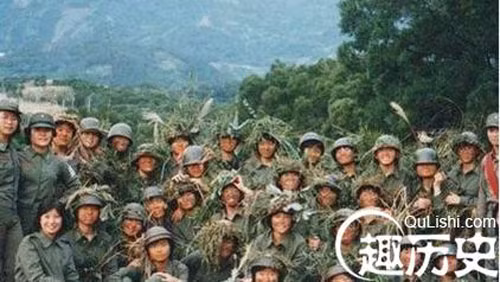 Một trung đội nữ binh chụp ảnh kỷ niệm.