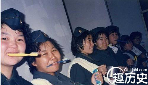 Các nữ quân nhân trong lúc đánh răng, rửa mặt buổi sáng. Phòng tắm là một cấm địa của các nữ quân nhân cho nên bức ảnh này là một cảnh hiếm khi thấy được.