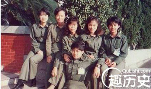 Một nhóm chụp ảnh kỷ niệm.