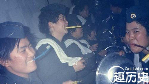 Có một điều đặc biệt trong bức ảnh này, đó là khi đánh răng rửa mặt các nữ binh này vẫn đội mũ, không biết đây có phải là quy định của quân đội Đài Loan không.