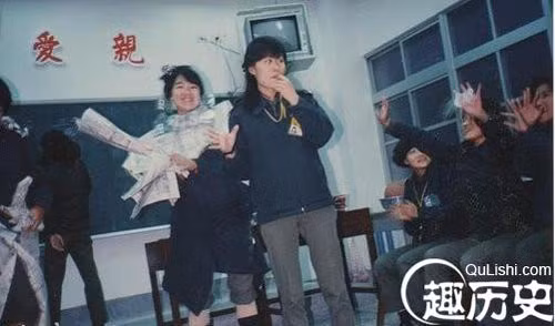 Sinh hoạt văn hóa giải trí. Trang phục trong ảnh là mốt thời trang của thập niên 1980.