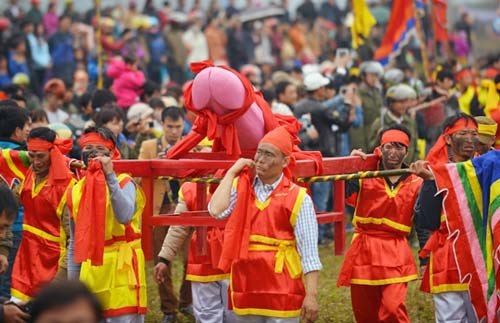 Vi sao nhieu le hoi Viet thich dien tro ve “chuyen ay”?-Hinh-2