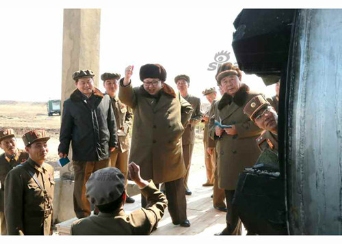 Thời gian gần đây, Triều Tiên liên tiếp phát đi các bản tin và hình ảnh người lãnh đạo tối cao của họ đi thị sát các nơi, bao gồm cả thị sát bộ đội diễn tập tác chiến đổ bộ, thị sát pháo phản lực bắn đạn thật và thị sát bộ đội tên lửa.