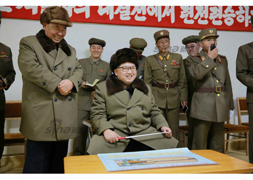 Kim Jong-un cuối cùng vỗ tay biểu thị chúc mừng đồng thời nói: “đáng kinh ngạc, thật khiến lòng người thoải mái”.