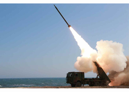 Trước đó, ông Kim Jong-un cũng đi thị sát một cuộc bắn đạn thật pháo phản lực tầm xa.