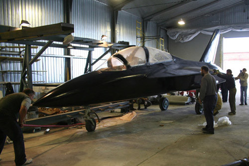 Anh doc may bay huan luyen canh nguoc co 