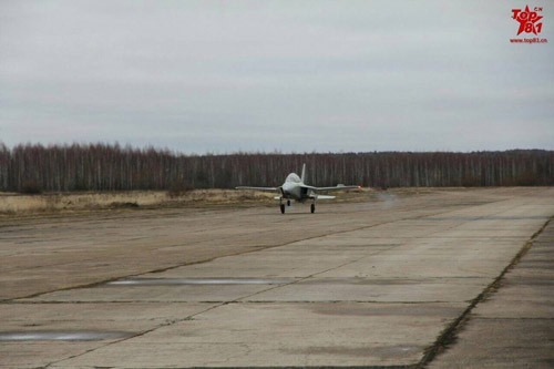 Anh doc may bay huan luyen canh nguoc co 