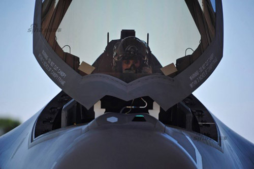 Tôi đang bay với vận tốc bao nhiêu? Tùy thuộc vào từng hình thức chiến đấu, không phải lúc nào nhanh hơn cũng tốt hơn. Nếu một phi công muốn xoay xở tốt anh ta cần có một máy bay bay ở điều kiện tốc độ tốt nhất để có ưu thế lớn nhất chứ không phải chỉ cần có vận tốc siêu âm.