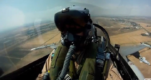 Tôi còn bao nhiêu dầu? Giống như lái xe dưới mặt đất, phi công luôn phải quan tâm đến lượng dầu mà máy bay còn. Chỉ sơ ý, phi công sẽ lập tức gặp tình trạng lộn xộn trong bộ đàm khi cả người dẫn đường và anh ta cùng la ó lên rằng máy bay của tôi đã sắp hết dầu.