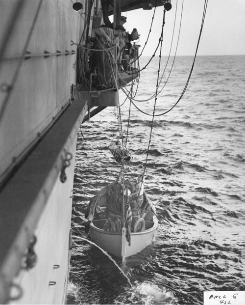 Sau cùng tàu Chatelain và Jenks bắt những thủy thủ tàu ngầm còn sống sót làm tù binh. Thủy thủ đoàn của U-505 được đưa lên một chiếc xuồng còn các lính Mỹ thì bước sang tàu U-505 đóng các van bị thủng của nó. Mặc dù con tàu bị thương nghiêm trọng nhưng nó vẫn nổi. Các thủy thủ Mỹ liền tắt động cơ của nó.