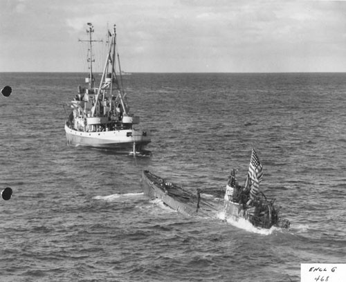 Và tàu U-505 được cột dây vào tàu Guadalcanal để kéo đi. Sau 3 ngày, tàu sân bay Guadalcanal chuyển việc kéo tàu ngầm này cho tàu kéo Abnaki. Ngày 19/6/1944, U-505 được kéo vào Port Royal Bay, Bermuda sau quãng đường 1.700 hải lý. Trong ảnh là tàu Abnaki đang kéo tàu U-505.