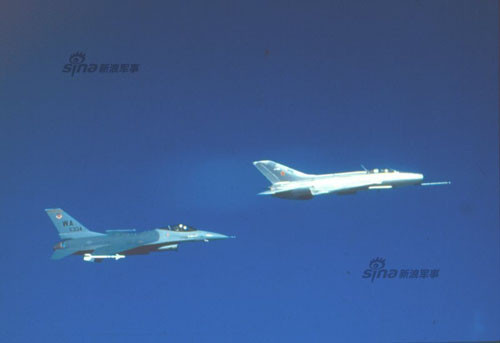 Phi đội thực nghiệm 4477 trang bị toàn bộ là tiêm kích J-7B. Các máy bay có dù giảm tốc ở phía trên động cơ, pháo ở bên trái buồng lái, các đặc điểm nổi bật đều giống hệt MiG-21.