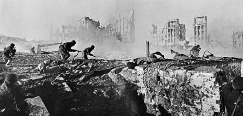 Hitler ra lệnh cho quân đội ở Stalingrad cố thủ và cho tiếp tế bằng đường hàng không đồng thời phá vây từ bên ngoài. Giao tranh ác liệt diễn ra trong 2 tháng tiếp theo. Trong ảnh là Hồng quân trong cuộc tấn công vào trong một ngôi nhà ở thành phố.