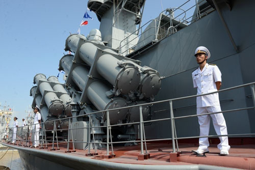 Mạng Sina bình luận rằng: Vài năm gần đây, việc xây dựng và phát triển của Hải quân Việt Nam chủ yếu là hướng trên không, tàu ngầm và tàu tốc độ cao làm chủ lực. Đặc biệt là các tàu tên lửa “lấy nhỏ đánh lớn” theo học thuyết chiến tranh bất đối xứng.