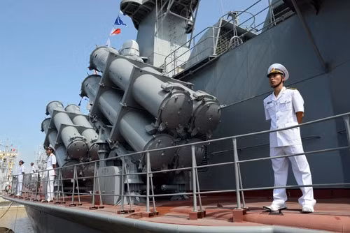 Mạng Sina bình luận rằng: Vài năm gần đây, việc xây dựng và phát triển của Hải quân Việt Nam chủ yếu là hướng trên không, tàu ngầm và tàu tốc độ cao làm chủ lực. Đặc biệt là các tàu tên lửa “lấy nhỏ đánh lớn” theo học thuyết chiến tranh bất đối xứng.