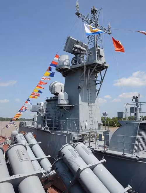 Theo hợp đồng đã ký, Nga trước hết đóng cho Việt Nam hai tàu lớp Molniya, sau đó cấp phép cho Việt Nam tự đóng 6 tàu loại này ở trong nước. Cuối năm 2013, hai tàu đầu tiên do Nga đóng cho Việt Nam đã được hạ thủy.