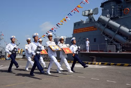 Năm 2006, Nga và Việt Nam đã ký hợp đồng chế tạo tàu tên lửa tấn công nhanh Molniya 1241.8. Các tàu này có lượng giãn nước đầy tải đạt 500 tấn, trang bị pháo hạm 76mm, pháo bắn gần 30mm và 16 ống phóng tên lửa chống hạm Kh-35.