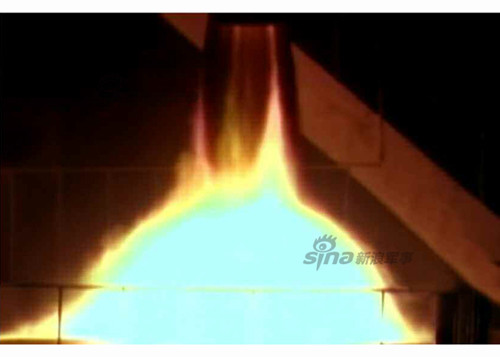 Hình ảnh kiểm tra sức chịu nhiệt của đầu đạn tên lửa đạn đạo của Triều Tiên. Người ta sử dụng động cơ tên lửa để tạo ra nhiệt độ đủ cao như mức nhiệt mà đầu đạn ma sát với không khí tạo ra khi đi vào tầng khí quyển. Nguồn: Rodong Sinmun