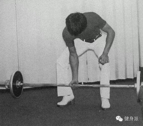 Ít người biết rằng Lý Tiểu Long ngoài độ nhanh trong đòn thế ra còn có thể nhấc một cái tạ gánh nặng 34 kg lên và giơ ra ngang trước mặt và giữ trong 20 giây.