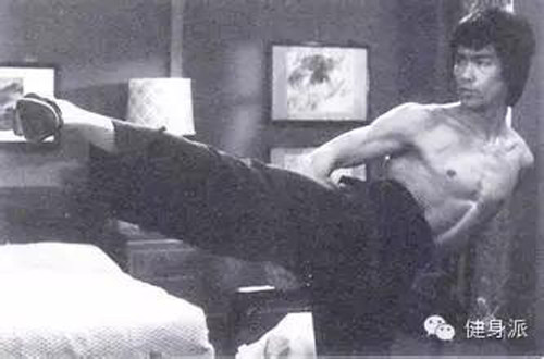 Hình ảnh chiêu “Điểm bộ trắc thi” của Lý Tiểu Long trên phim. Cú đá này từng khiến một người nặng 100 kg mặc áo giáp hộ thân bay xa 10 m và rơi xuống hồ bơi.