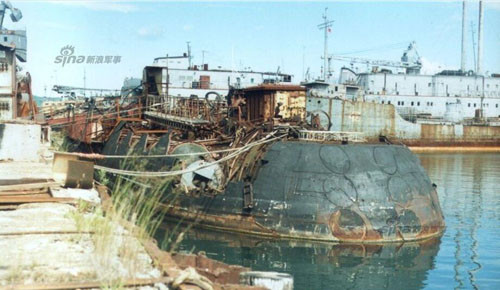 Tàu ngầm Typhoon bị tháo dỡ cũng có lý do riêng của nó. Mặc dù là tàu ngầm hạt nhân chiến lược lớn nhất thế giới, nó không phải là có mọi khía cạnh đều đạt hiệu suất tốt nhất và cũng quá tốn kém để nâng cấp lại. Trong hình là tàu ngầm hạt nhân đã bị tháo dỡ ở căn cứ trên bán đảo Kamchatka của Nga.