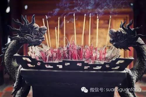 5. Sau khi vái xong, mang hương tới cắm vào lư thì phải dùng tay trái, không được dùng tay phải. Phật giáo cho rằng, tay phải thường dùng để sát sinh, chỉ có tay trái còn tương đối thuần khiết.