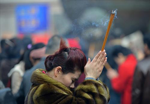 2. Tự mình châm hương, không cần đốt bó lớn, chỉ 3 nén là đủ. Mặt hướng tới đại điện, hai tay nắm nhẹ 3 nén hương, nam tay trái ở trên tay phải ở dưới, nữ tay phải ở trên tay trái ở dưới, vẩy nhẹ cho lửa nhỏ dần chứ không nên thổi tắt.