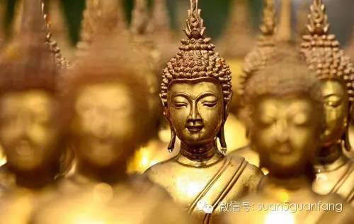 4. Khi dâng hương phải giơ cao quá đầu, nhắm mắt hứa nguyện rồi vái ba vái, không được giơ hướng thấp dưới thân.