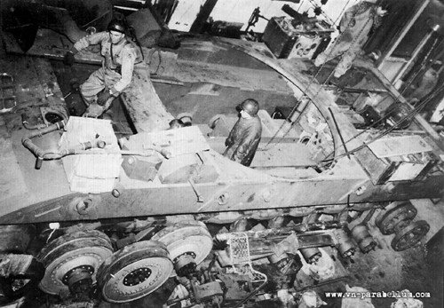 E-100 sử dụng nhiều thành phần đã có sẵn để tăng tốc độ sản xuất cũng như để dễ dàng cho bảo trì và sử dụng. Việc phát triển chiếc xe này được tiến hành trong năm 1943, 1944. Ban đầu động cơ của nó là loại HL230P30 V12 làm mát bằng nước, công suất 700 mã lực.