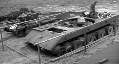 Nguyên mẫu đầu tiên của E-100 đã không bao giờ được hoàn thành và ngày 22/4/1945 đã bị Tiểu đoàn Pháo binh 751 của lực lượng Mỹ phát hiện trên sàn nhà máy ở Bad Lippspringe, Đức. Tại thời điểm bị thu giữ nó chỉ có khung xe, thân xe và hệ thống bánh xe. Chiếc xe đang dở dang này sau đó được quân đội Anh gỡ ra nghiên cứu rồi sau đó phá bỏ để lấy kim loại.