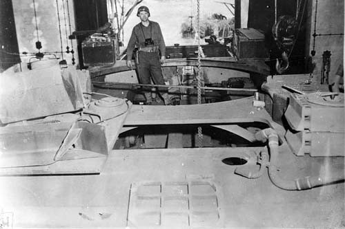 Động cơ này giống động cơ của xe tăng hạng trung Panther và Tiger II nên nó hoàn toàn không đủ mạnh để đẩy được một khối lượng nặng nề như E-100. Xích lái xe được lắp vào phía trước thân và toàn bộ phần phía trước của xích được che trong giáp để chống lại vũ khí chống tăng.