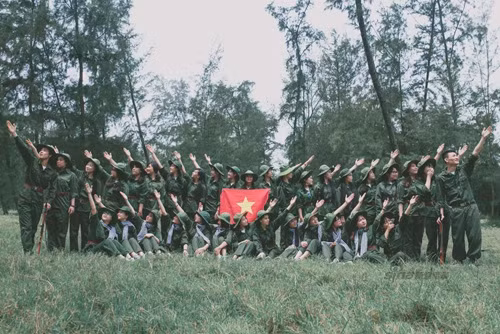 Mạng Sina đăng lại chùm ảnh này với lời dẫn:"Gần đây, mạng xã hội Việt Nam đã đăng lên một chùm ảnh các nữ sinh trong trang phục quân sự. Quả thật các bức ảnh này khiến người xem muốn đặt vé máy bay, cầm hộ chiếu sang ngay Việt Nam một chuyến hoặc một phương pháp nhanh hơn là cưới ngay một cô vợ xinh đẹp người Việt Nam”.