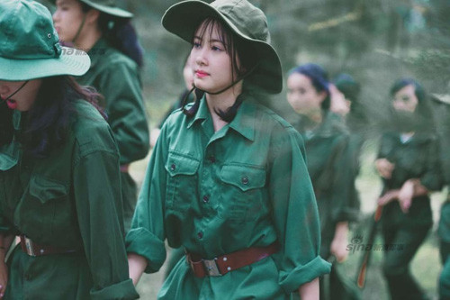 Hình ảnh nữ "chiến binh" này có lẽ giống như hình ảnh cô gái trong bài hát "Cô gái Sài Gòn đi tải đạn". "Hôm qua em chưa từng vác nặng, em chưa từng lội suối qua bưng nhưng hôm nay em là chiến sĩ...".