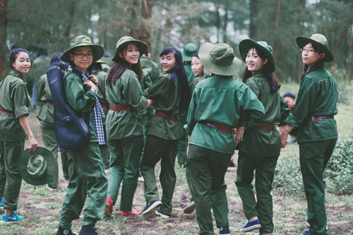 Các "chiến binh" này trông vừa phong trần với bộ quân phục lại vừa yêu kiều.