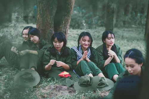 Một thành viên ở Nam Ninh viết: “Bạn cảm thấy những cô gái Việt Nam này mảnh mai dịu dàng, nhưng thời chiến ai trong số họ cũng biết bắn súng. Nhiều binh sỹ đối phương đã không chết trong tay bộ đội Việt Nam mà chết trong tay các cô gái nhỏ như thế này đấy”.