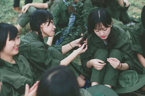 Nhớ lại thời chiến tranh đã qua ở Trung Quốc, một người ở Tuyền Châu viết: “Cũng giống như thập kỷ 60 và 70 dân trong nước mình đi đến đâu cũng thấy nhà nhà là binh và đều có súng”.