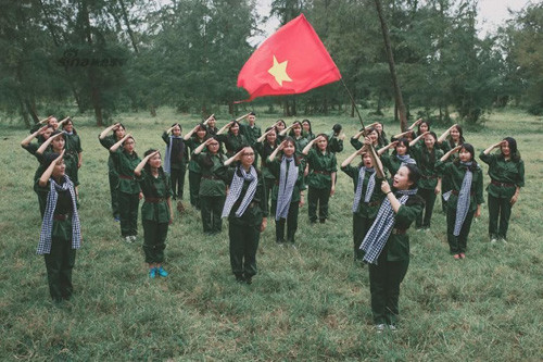 Theo các hình ảnh trong chùm ảnh này, có vẻ như đây là các nữ sinh trung học hoặc đại học trong kỳ học tập giáo dục quốc phòng. Ngoài ra sự xuất hiện phổ biến của khăn rằn cho thấy có thể các nhân vật và địa điểm trong loạt ảnh này là ở miền Nam nước ta.