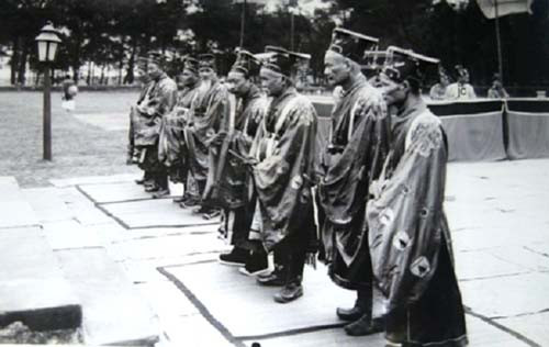 Le hoi dau xuan doc dao cua trieu dinh phong kien xua