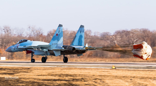 Đồng hành cùng tin đồn này là một tin đồn khác nói rằng Nga đã dự định sẽ giao lô Su-35 đầu tiên cho Trung Quốc gồm 4 chiếc vào cuối năm nay nhưng vì ưu tiên Việt Nam cho nên lô hàng này sẽ bị chậm.