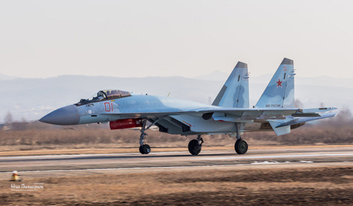 Trước đó Trung Quốc và Nga đã ký hợp đồng cung cấp 24 chiếc Su-35 với giá trị toàn bộ hợp đồng là 2 tỷ USD, tương ứng với giá mỗi chiếc là 83 triệu USD. Tin đồn cũng phân tích rằng: “Giá bỏ thầu của Việt Nam rõ ràng cao hơn Trung Quốc, chiếu theo đặc điểm ai nhiều tiền hơn người đó mua được của người Nga, rõ ràng Việt Nam đã giành được quyền ưu tiên rồi”.