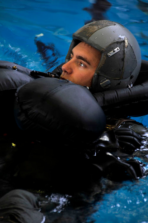 Bước đầu tiên cho những binh sĩ Quân đội Mỹ đã nhảy vào hậu phương quân địch là thoát khỏi khu vực họ nhảy xuống. Nếu họ ở nhảy vào nước, dù hoặc xe của họ có thể làm họ bị chìm.