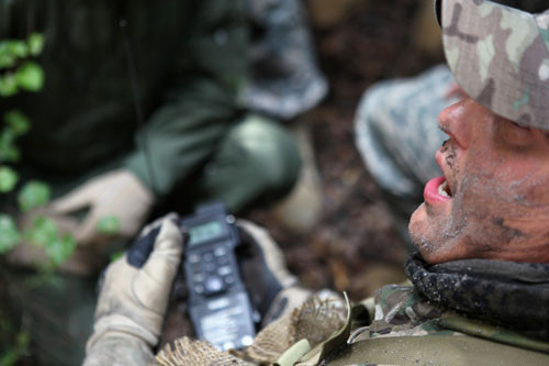 Những người tham gia huấn luyện được trang bị radio và một kế hoạch phát tín hiệu để được giúp đỡ. Họ sẽ cố gắng liên lạc với các lực lượng phe mình tại thời điểm đã dự kiến.